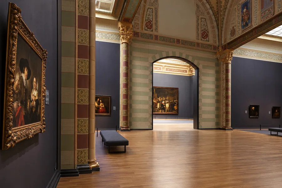 The Gallery of Honour and Night Watch Gallery on a first museum visit